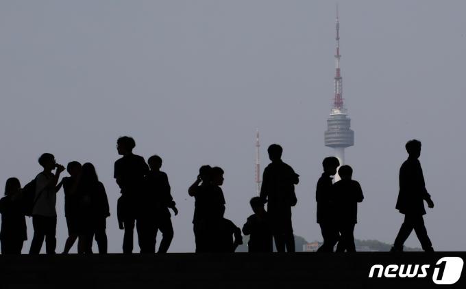 미세먼지 농도가 '나쁨' 수준을 보인 19일 서울 용산구 국립중앙박물관에서 바라본 하늘이 뿌옇다. 2024.4.19/뉴스1 ⓒ News1 권현진 기자