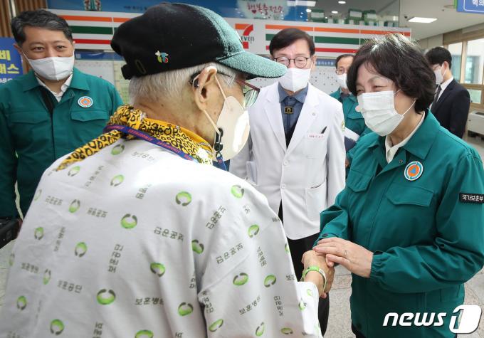 강정애 국가보훈부 장관이 대구 달서구 대구보훈병원을 찾아 입원환자를 격려하고 있다. 2024.2.28/뉴스1 ⓒ News1 공정식 기자
