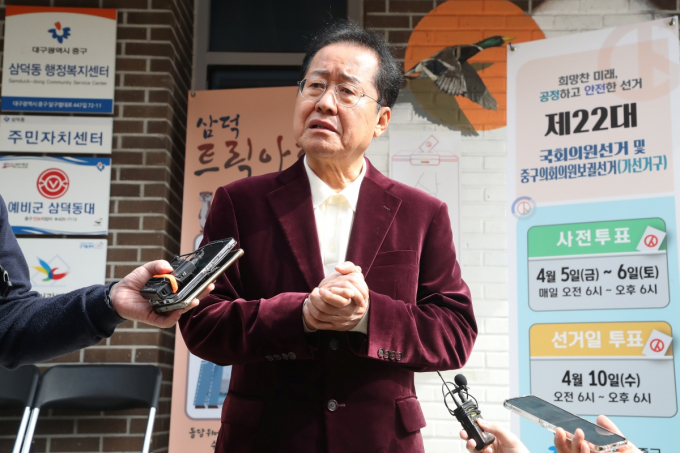 홍준표 대구시장이 한동훈 전 국민의힘 비상대책위원장에 대해 총선 참패의 책임을 물으며 맹비난했다. 사진은 지난 6일 대구 중구 삼덕동 행정복지센터에 마련된 제22대 국회의원 선거 사전투표소에서 투표를 마친 뒤 취재진 질문에 답하는 모습. /사진=뉴스1