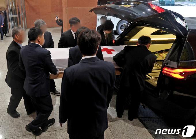 [사진] 장지 향하는 故 홍세화 장발장 은행장