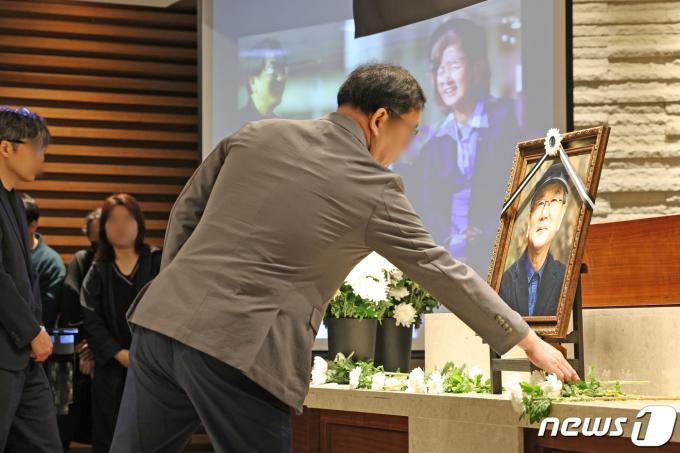 [사진] 영면에 든 故 홍세화 향한 헌화