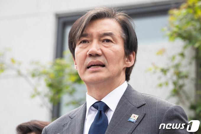 조국 조국혁신당 대표가 11일 오후 서울 서초구 대검찰청 앞에서 열린 '검찰독재 조기종식 기자회견'에서 발언하고 있다.  2024.4.11/뉴스1 ⓒ News1 유승관 기자