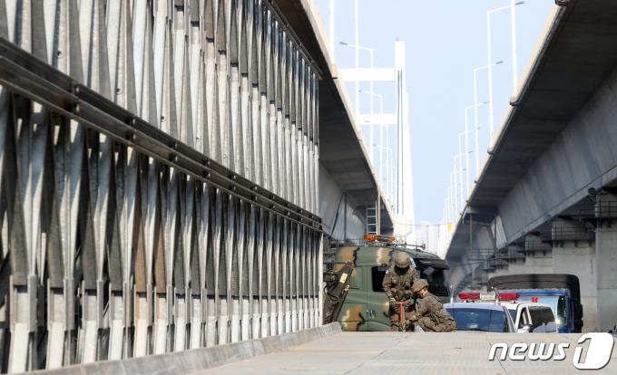 서울 행주대교 남단에서 수도방위사령부(수방사) 대원들이 '2021년 서울시 충무훈련, 한강 교량 파괴 대비 민·관·군 합동 긴급복구훈련'을 진행하는 모습. ⓒ News1 황기선 기자