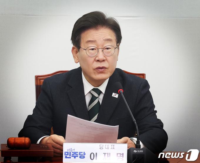 이재명 더불어민주당 대표가 19일 서울 여의도 국회에서 열린 최고위원회의에서 발언을 하고 있다. 2024.4.19/뉴스1 ⓒ News1 ,송원영 기자