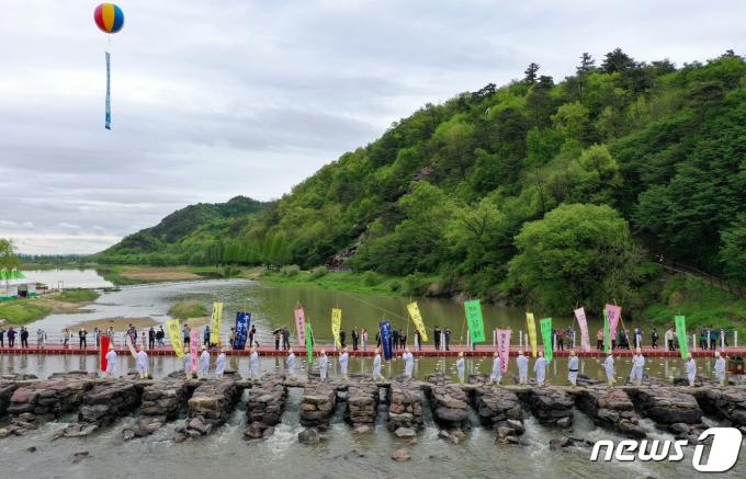 [사진] '상여 들고 농다리 건너요'