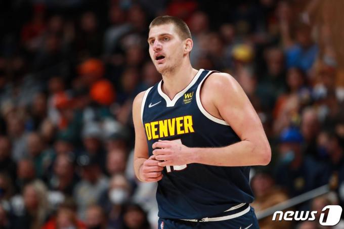 미국프로농구(NBA) 덴버 너게츠 소속 니콜라 요키치가 21일 LA 레이커스와의 플레이오프 1라운드 1차전에서 32점 12리바운드 7어시스트로 활약하며 팀의 승리를 이끌었다.ⓒ AFP=뉴스1 ⓒ News1 조재현 기자