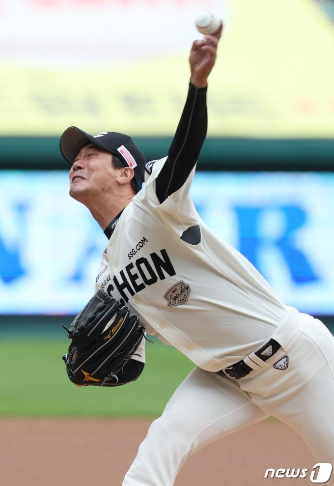 [사진] 혼신의 역투 펼치는 김광현