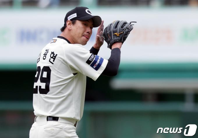 [사진] 1회초 이닝 마친 김광현