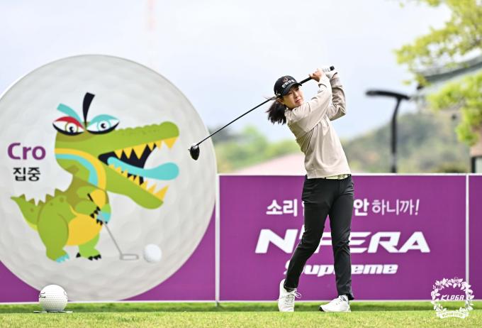 [사진] 티샷 날리는 이정민