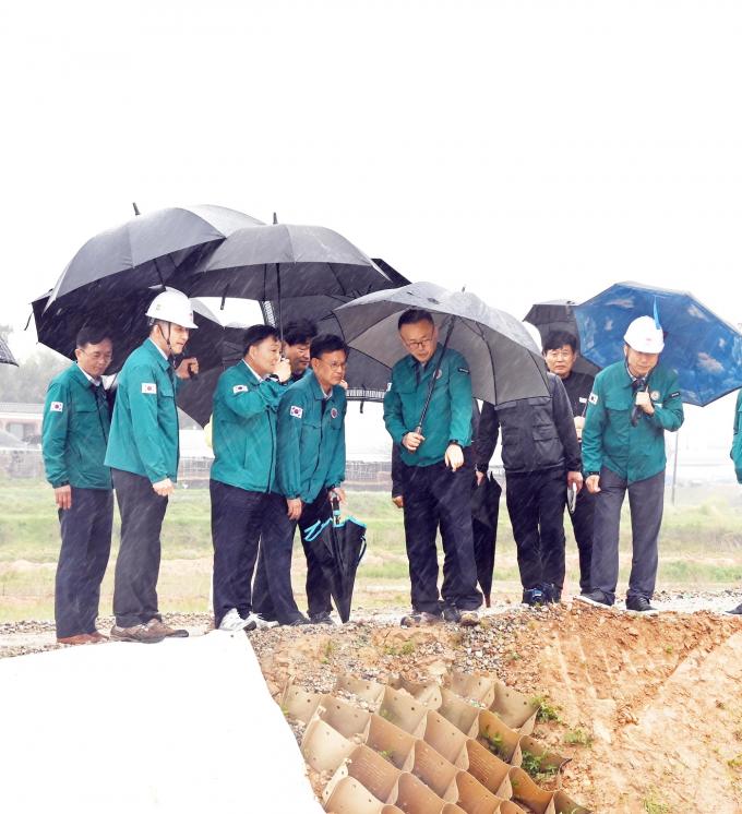 [사진] 소화천 정비사업장 찾은 이한경 재난안전관리본부장