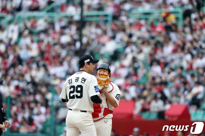 [사진] 마운드 찾은 포수와 대화 나누는 김광현