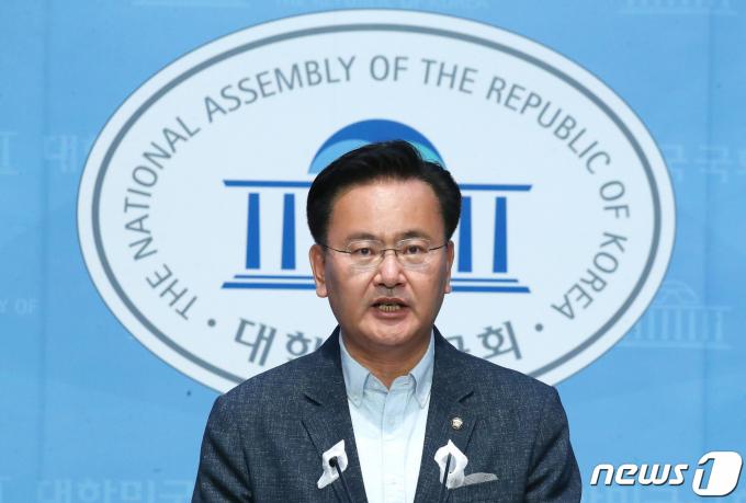 유상범 국민의힘 의원(법제사법위원회 간사)이 21일 오후 서울 여의도 국회 소통관에서 기자회견을 갖고 이화영 전 경기도 평화부지사의 음주 진술회유 주장과 관련해 성명을 발표하고 있다. 2024.4.21/뉴스11 ⓒ News1 임세영 기자