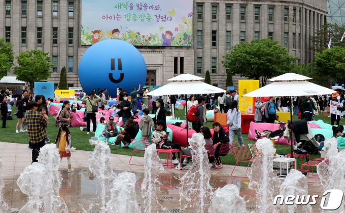 [사진] 주말 맞아 북적이는 책읽는 서울광장