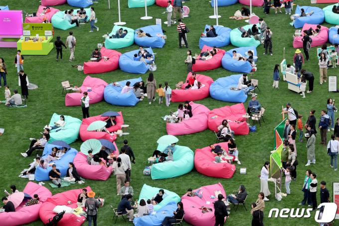 [사진] 야외도서관으로 변신한 서울광장