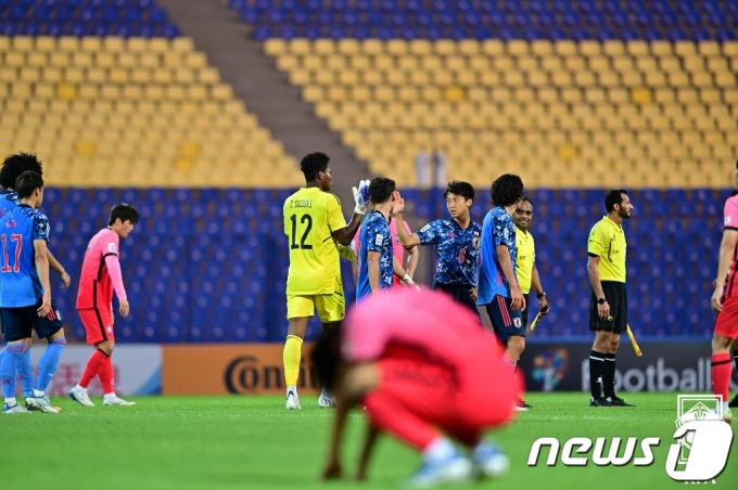 12일 우즈베키스탄 타슈켄트 파흐타코르 스타디움에서 열린 2022 AFC U-23 아시안컵 8강전 한국과 일본의 경기에서 승리한 일본 선수들이 경기를 마치며 인사를 나누고 있다. 이번 경기에서 한국은 0대3으로 일본에 패배해 탈락했다. (대한축구협회 제공)2022.6.12/뉴스1