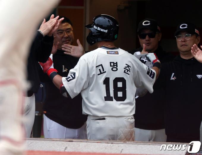 [사진] 투런포 축하 받는 고명준