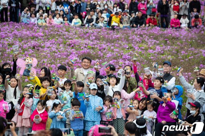 [사진] 철쭉동산에 날려 보내는 나비