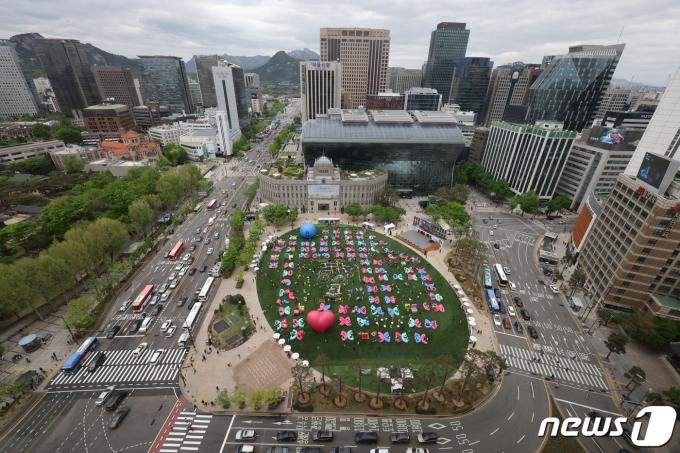 서울야외도서관 운영 첫 주말을 맞은 21일 오후 서울 중구 서울광장에 마련된 '책읽는 서울광장'을 찾은 시민들이 독서를 즐기고 있다. 2024.4.21/뉴스1 ⓒ News1 장수영 기자