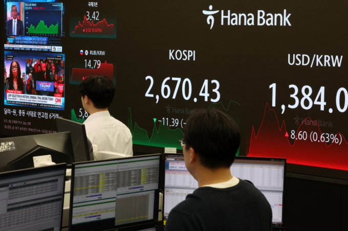 지난 15일 오후 서울 중구 하나은행에서 딜러가 업무를 보고 있다./사진=뉴시스 