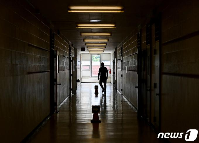캐나다 온타리오주(州) 헌터스글렌 주니어 공립학교에서 한 교사가 복도를 걷고 있다. 2020.09.14/ ⓒ 로이터=뉴스1 ⓒ News1 권진영 기자