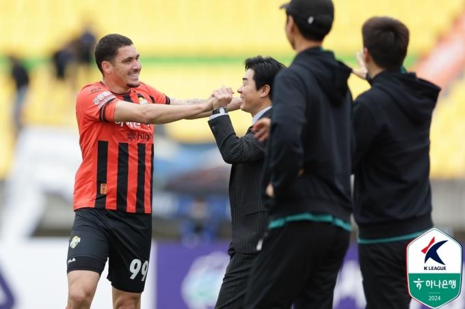 강원 야고가 골을 넣은 뒤 윤정환 감독과 함께 기뻐하고 있다.  (한국프로축구연맹 제공)
