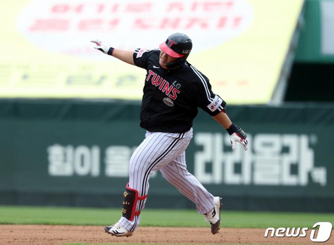 [사진] 역전 만루홈런 날린 김범석