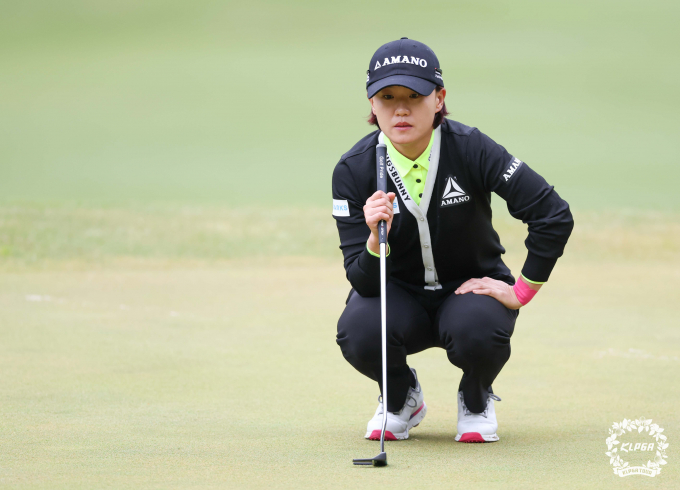 최은우가 KLPGA 투어 넥센·세인트나인 마스터즈 최종 라운드에서 퍼트 경사를 파악하고 있는 모습. /사진= KLPGA