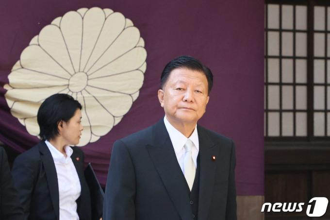 신도 요시타카 일본 경제재생상(오른쪽)이 17일(현지시간) 추계 예대제를 맞아 야스쿠니 신사를 방문한 뒤 떠나고 있다. 2023.10.17 ⓒ AFP=뉴스1 ⓒ News1 정지윤 기자