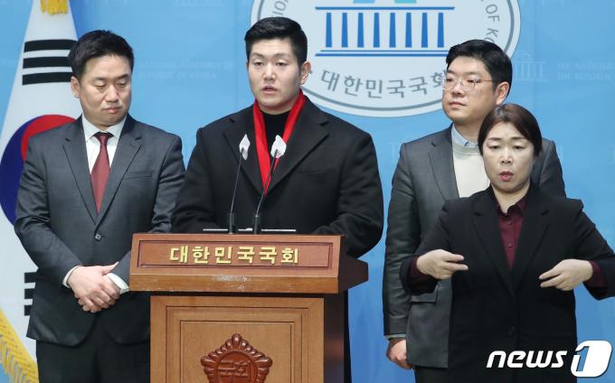 국민의힘 동부벨트 3인방인 이승환 서울 중랑을 당협위원장(왼쪽부터), 김재섭 도봉갑 당협위원장, 이재영 강동을 당협위원장이 17일 오후 서울 여의도 국회에서 공약 발표 기자회견을 하고 있다. 2024.1.17/뉴스1 ⓒ News1 임세영 기자