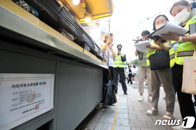 서울시 관계자들이 지난해 7월31일 오후 서울의 한 거리에서 거리가게(노점)를 대상으로 바가지 요금 등 불법행위 특별 점검을 하고 있다.(사진은 기사 내용과 관련 없음) /뉴스1 ⓒ News1 이승배 기자