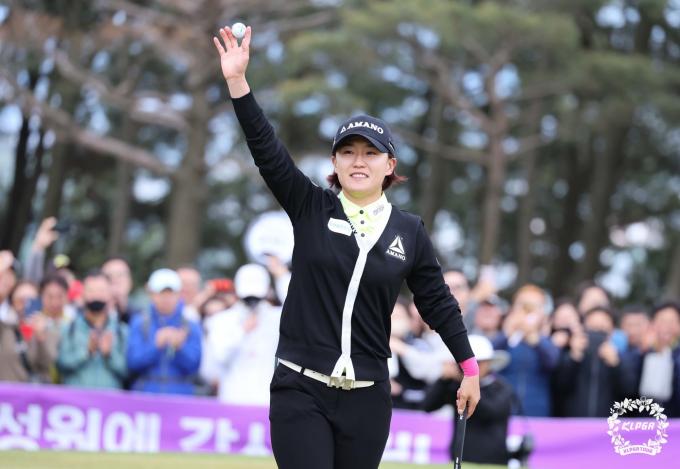 [사진] 갤러리들 향해 인사하는 최은우