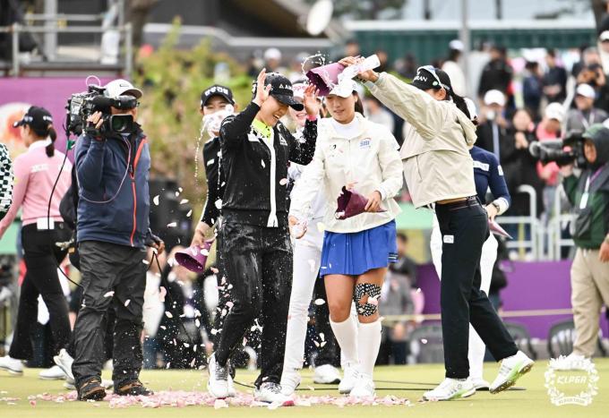 [사진] '대회 2연패' 최은우, '쏟아지는 물세례 좋다!'