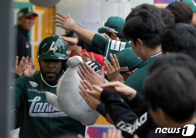 [사진] 홈런포로 시작한 더블헤더 2차전