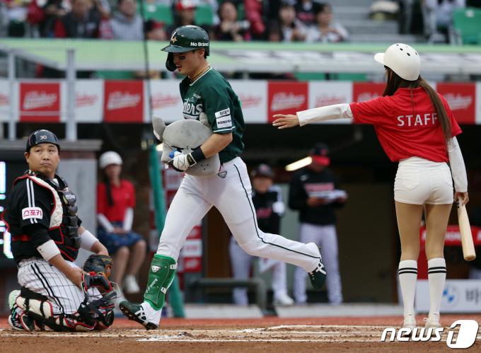 [사진] '선두타자 홈런' 최지훈, DH 1차전 설욕한다