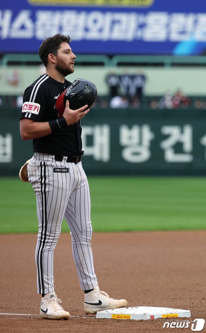 [사진] 3루 베이스 떠나지 못하는 오스틴
