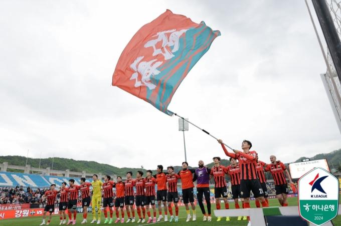 인천을 4-1로 꺾은 강원 선수단(한국프로축구연맹 제공)