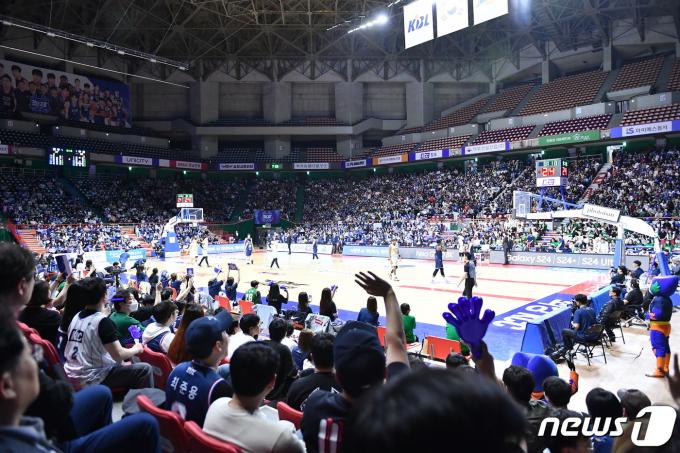[사진] '6,791명' KCC, 팀 역대 PO 최다 관중 깼다
