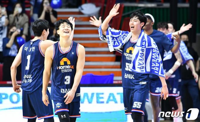 [사진] '5위의 기적' 부산 KCC, 기적의 파이널 진출