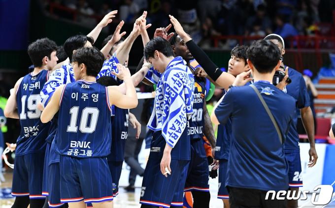 [사진] '5위의 기적' 부산 KCC, 이제는 파이널!