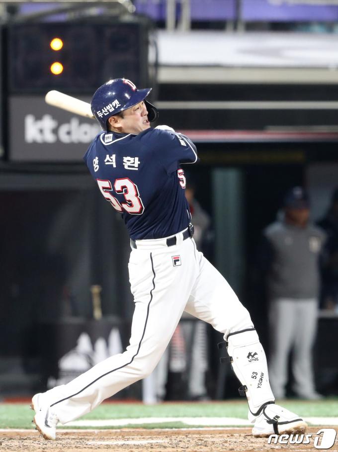 양석환이 21일 서울 잠실 구장에서 열린 키움 히어로즈와의 더블헤더 2차전에서 9회말 2아웃에 극적인 결승타를 쳤다.뉴스1 ⓒ News1 김영운 기자
