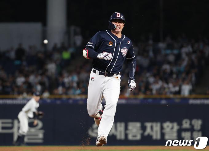 두산 김재환이 21일 서울 잠실구장에서 열린 키움과의 더블헤더 2차전에서 0-1로 뒤진 9회말 극적인 동점 1타점 2루타를 쳤다.ⓒ News1 윤일지 기자