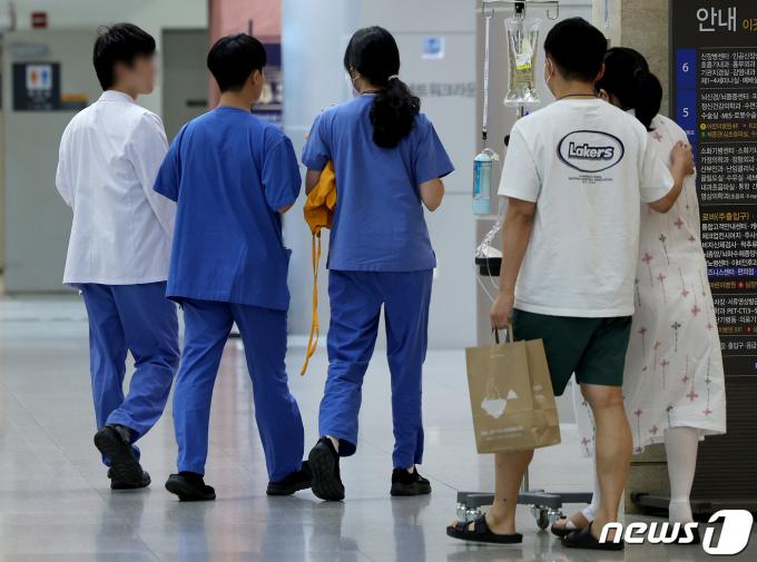 의대 증원을 놓고 의정갈등이 이어지고 있는 21일 오전 서울시의 한 병원에서 의료진이 이동하고 있다. 정부가 의과대학 신입생 인원을 대학이 자율적으로 결정할 수 있도록 해달라는 국립대 총장들의 건의를 수용한 가운데 대한의사협회 비상대책위원회는 '원점 재검토'를 주장하며 거부 의사를 밝혔다. /뉴스1 ⓒ News1 장수영 기자