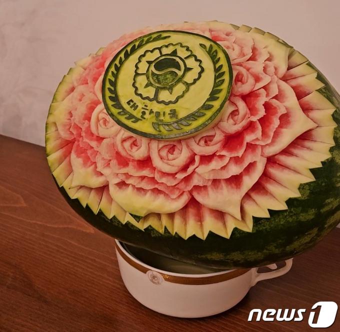 지난해 10월 주튀니지 대사관저에서 개최된 국경일 행사에서 깎아 모양을 내 장식한 수박.(주튀니지 대사관 제공)