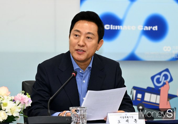 오세훈 서울시장이 지난 19일 4·10 총선 국민의힘 서울 동·북부 권역 낙선자들을 한남동 시장공관으로 초청해 식사 자리를 가졌다. 사진은 오 시장이 지난달 25일 서울 중구 태평로1가 서울시청에서 진행된 서울-고양시 기후동행카드 사업 참여 업무협약식에 참석해 인사말을 전하는 모습. /사진=임한별 기자