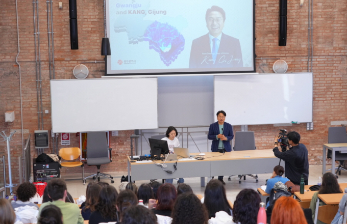 강기정 광주광역시장이 19일(현지시간) 이탈리아 ‘카 포스카리 베네치아 대학(Università Ca' Foscari Venezia)’에서 한국학과 학생들을 대상으로 ‘5‧18민주화운동과 광주비엔날레’에 대해 특강을 하고 있다./사진=광주시 