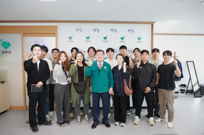 이승화 산청군수(앞줄 가운데)가 청년농업인 14명과 간담회를 가진 후 기념촬영을 하고 있다./사진=산청군