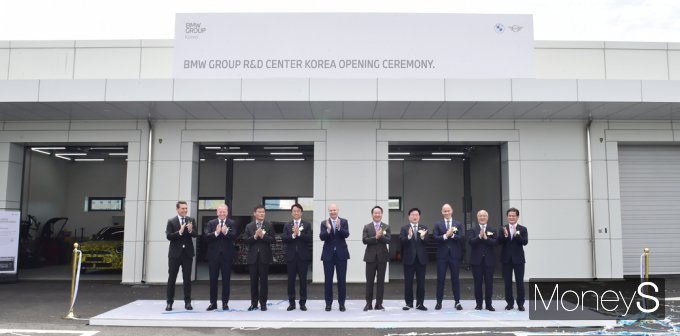 ▲ 베렌트 퀘버 BMW그룹 BMW 브랜드·상품관리 및 커넥티드 총괄 시니어 부사장(왼쪽부터), 장-필립 파랑 BMW 그룹 아시아-태평양·중동·동유럽·아프리카 지역 총괄 시니어 부사장, 오상호 한국토지주택공사(LH) 청라영종사업본부 본부장 이용우 인천 서구을 국회의원 당선인 (가운데) 요헨 골러 BMW 그룹 고객·브랜드·세일즈 부회장 유정복 인천광역시장 윤원석 인천경제자유구역청장 다니엘 보트거 BMW 그룹 완성차 연구개발 총괄 시니어 부사장 한상윤 BMW 그룹 코리아 대표이사 사장 석상우 BMW 공식 딜러사 동성모터스 대표