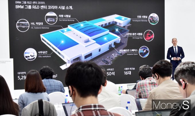 ▲ R&D 센터 소개하는 다니엘 보트거 BMW그룹 완성차 연구개발 총괄 시니어 부사장