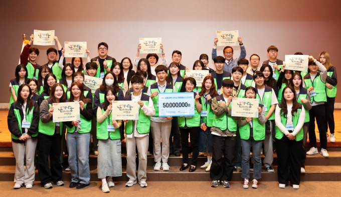 고리본부가 소통고리 대학생 자원봉사 공모대전을 통해 지원금을 전달하고 대학생 봉사자들과 기념촬영을 하고 있다./사진=고리본부