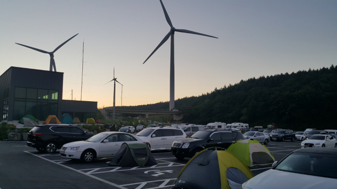 앞으로 공영주차장에서 야영, 취사 등 행위가 금지된다. 사진은 한 휴가지 주차장. /사진=뉴시스